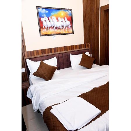 Tirupati Balaji Inn Bageshwar Dham Basāri Exteriör bild