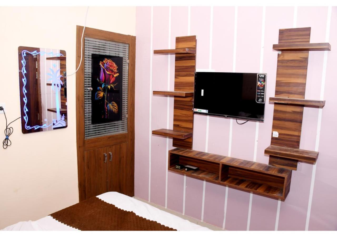 Tirupati Balaji Inn Bageshwar Dham Basāri Exteriör bild
