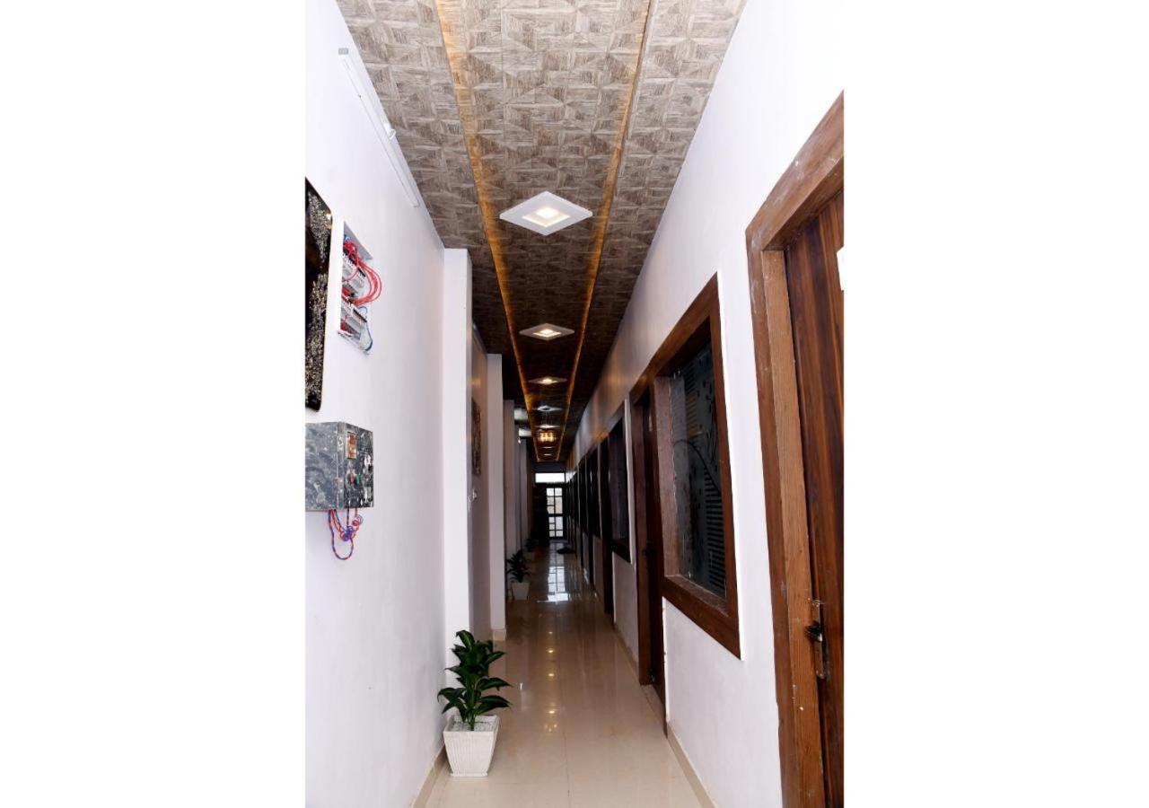 Tirupati Balaji Inn Bageshwar Dham Basāri Exteriör bild